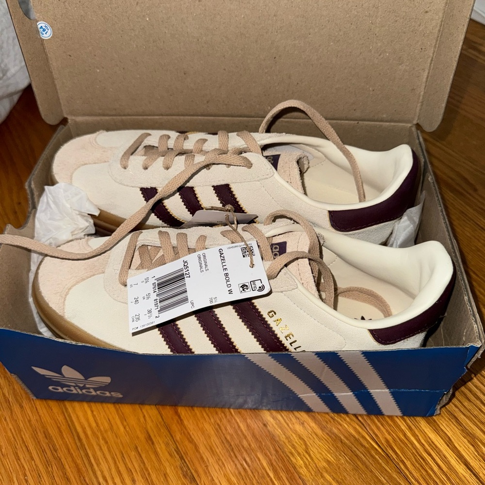 BRAND NEW adidas Gazelle Sneakers in Cream and Burgundy - Picture 4 of 4